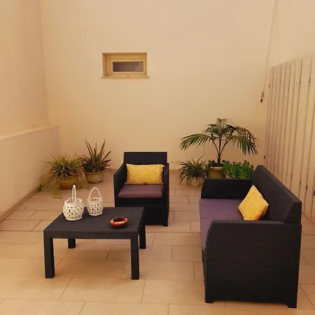 Da Cinema A Residenza D'artista Blue Yellow Red